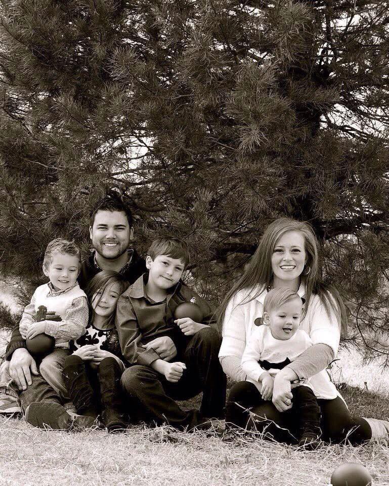 A throwback picture of Chad and Suki Tipp with their children, Ramsay, Aurora, Paul Sawyer, and Georgia Tipp, posted on May 4, 2025 | Source: Facebook/suki.tipp