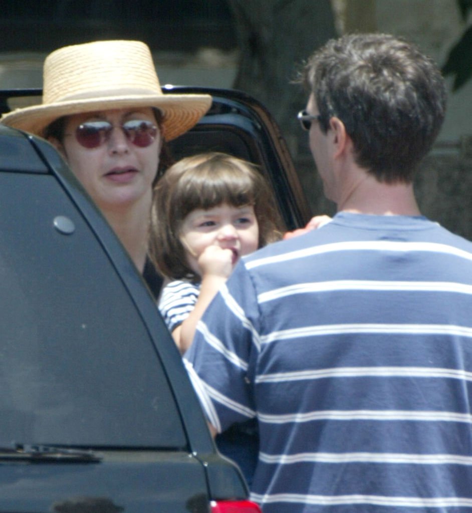 Actress Jane Leeves prepares to put her baby, Isabella, into the car with her husband, Marshall Coben, during a day out at the Malibu Country Mart. | Photo: Getty Images