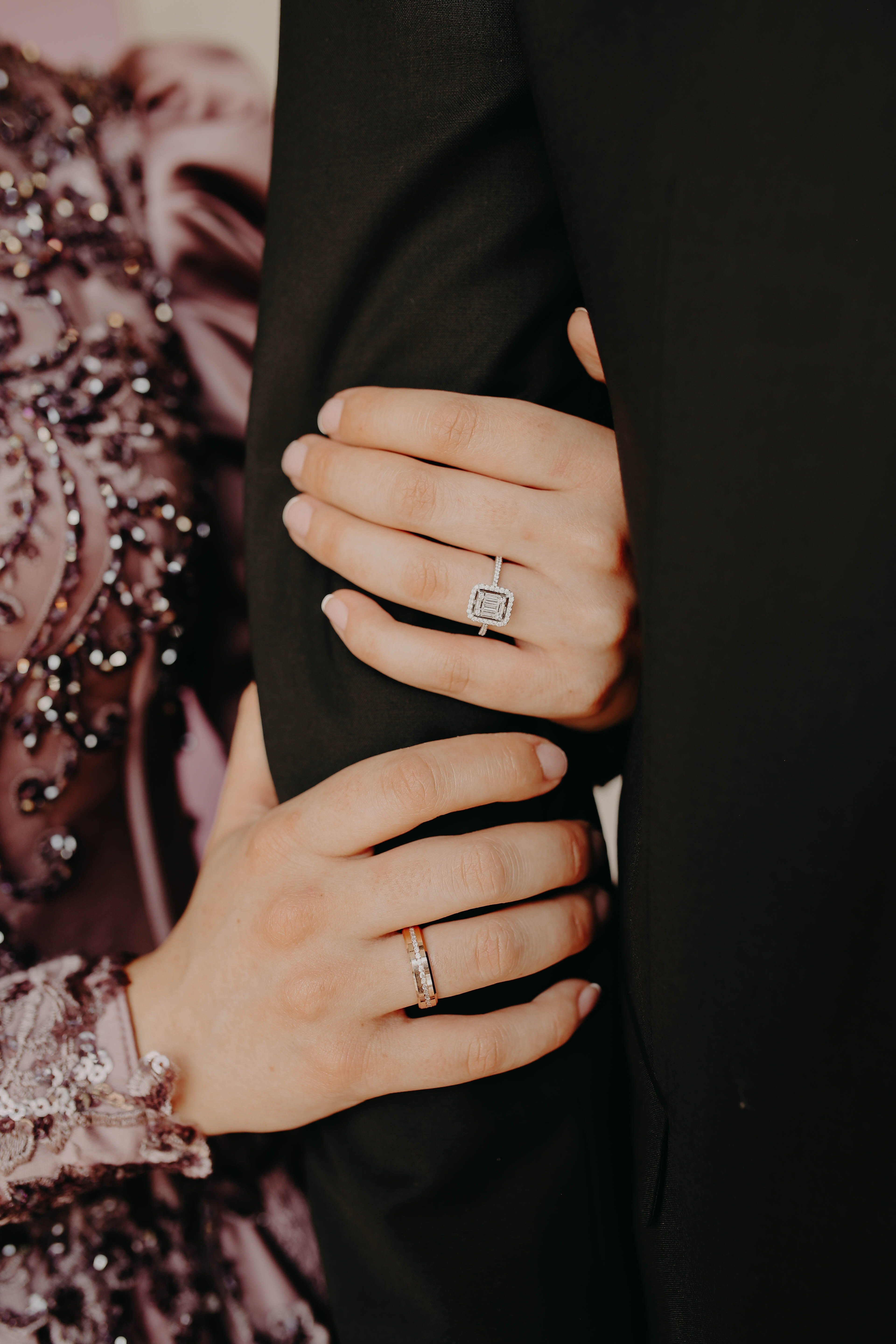 Das Paar hat sich das Eheversprechen gegeben und sich auf den Weg gemacht, glücklich zu werden! | Quelle: Pexels