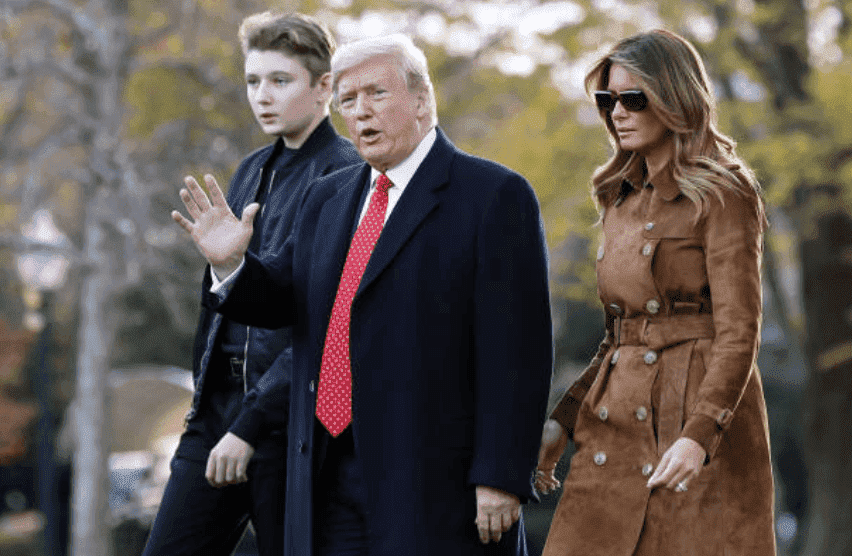 Le président Donald Trump, Melania Trump, et leur fils, Barron Trump, font signe de traverser la pelouse sud avant de monter à bord du Marine One, le 26 novembre 2019 à Washington, DC | Source: Photo de Chip Somodevilla / Getty Images