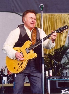 Roy Clark, 2002. | Source: Wikimedia Commons