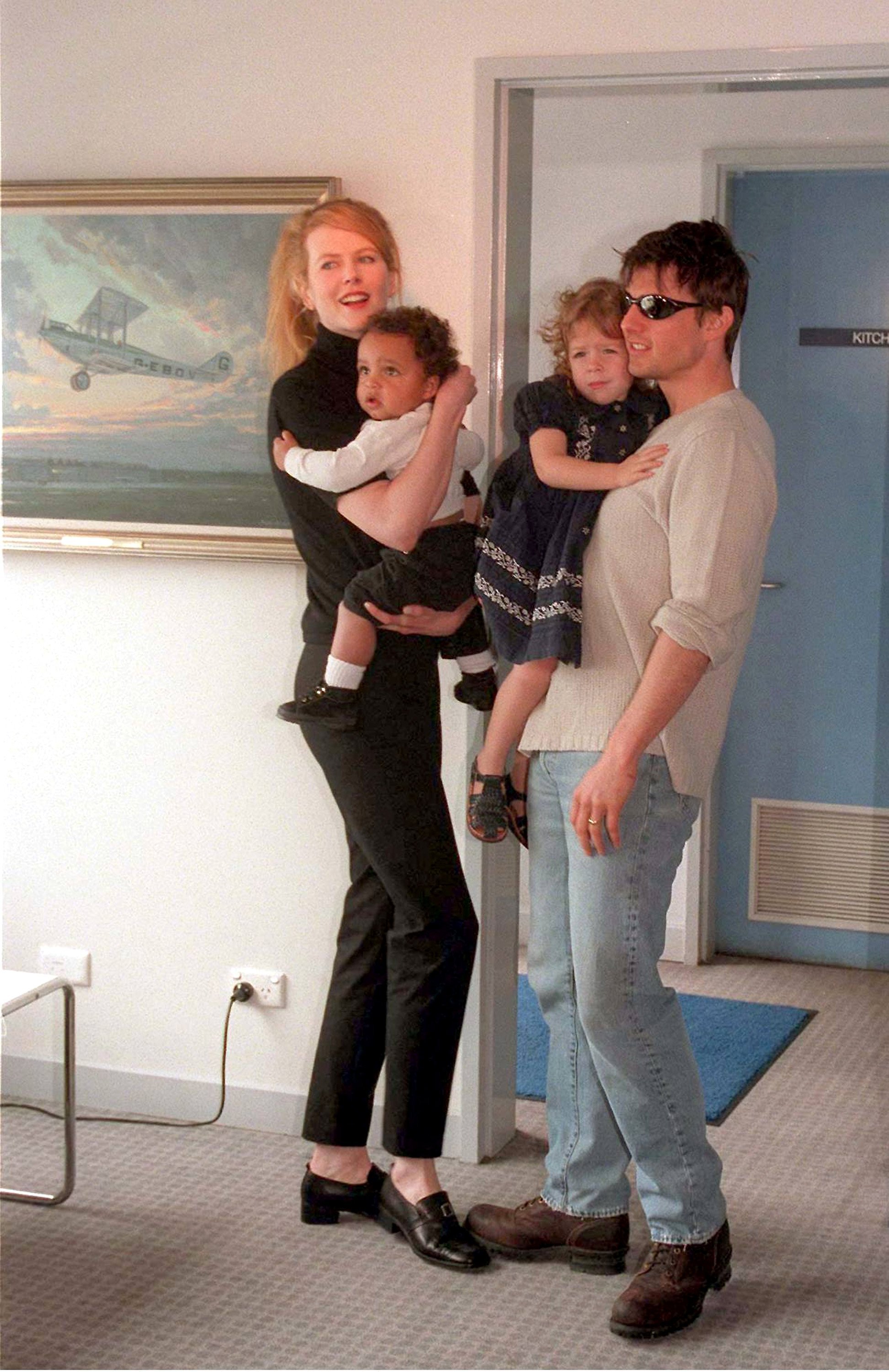 Nicole Kidman und Tom Cruise, Sydney Kingsford Smith Flughafen in Australien mit ihren Kindern Connor und Isabella, 1996 | Quelle: Getty Images