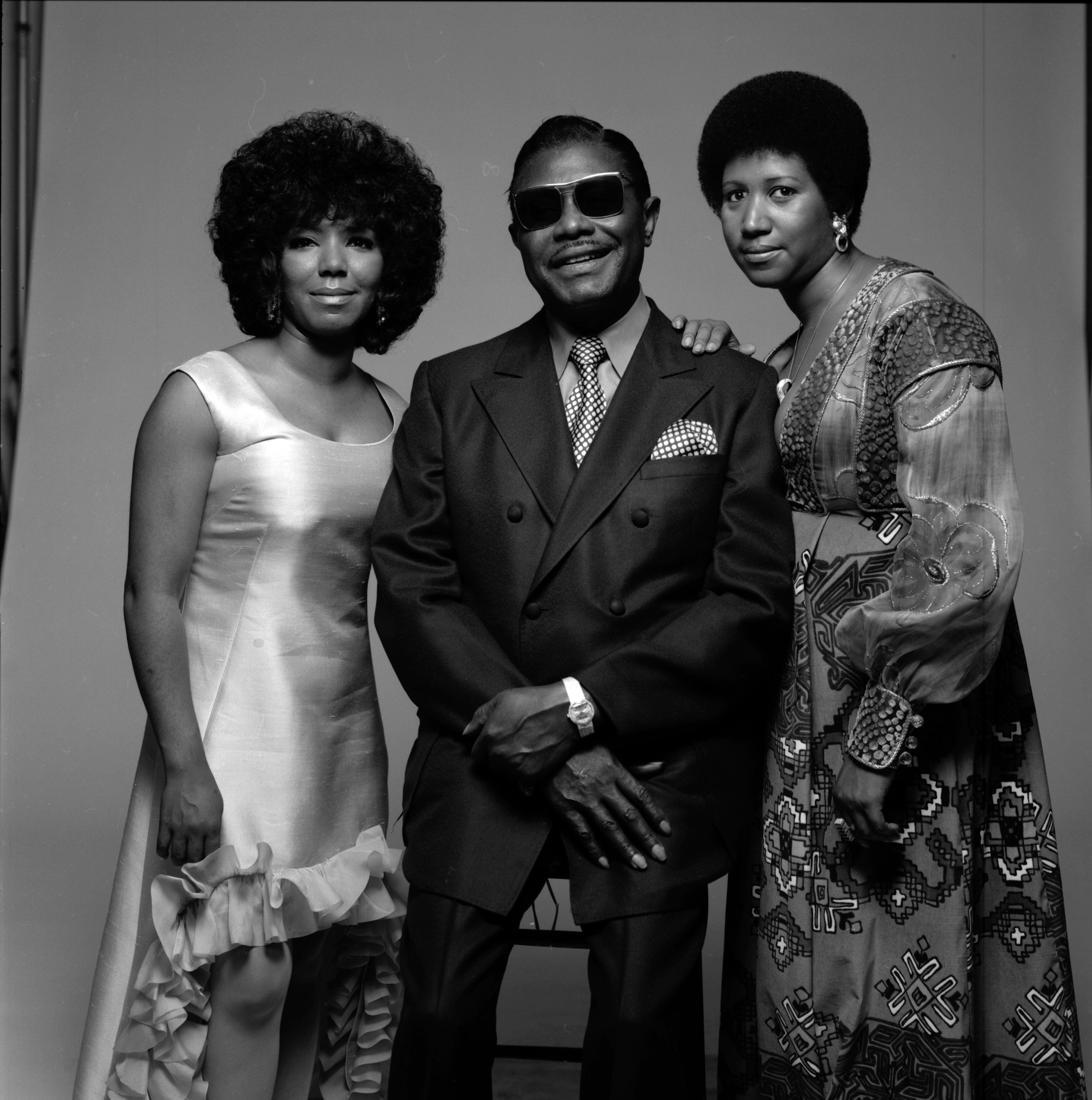 Portrait of American singer Aretha Franklin (center), her father, Baptist preacher CL (born Clarence LaVaughn) (1915 - 1984), and her sister her sister, fellow singer Erma (1938 - 2002), New York, 1971. | Source: Getty Images