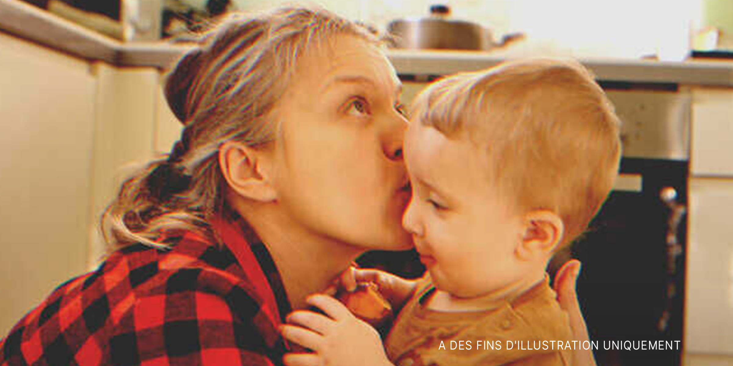 Mère embrassant son petit garçon | Source : Shutterstock