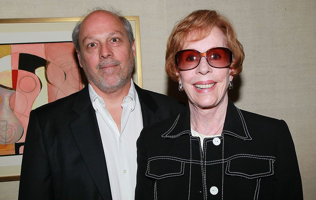 Brian Miller and Carol Burnett at the Blake Edwards' art exhibit preview at Leslie Sacks Fine Art on June 5, 2010, in Brentwood, California | Photo: David Livingston/Getty Images