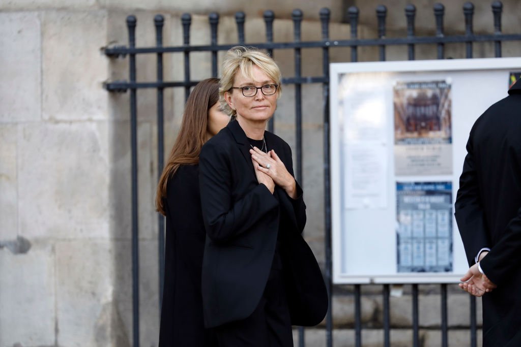 Claude Chirac, la fille de l'ancien président français Jacques Chirac, remercie les membres du public alors qu'elle arrive pour assister à un service religieux pour l'ancien président français Jacques Chirac à l'église Saint-Sulpice à Paris, le 30 septembre 2019. | Photo : Getty Images