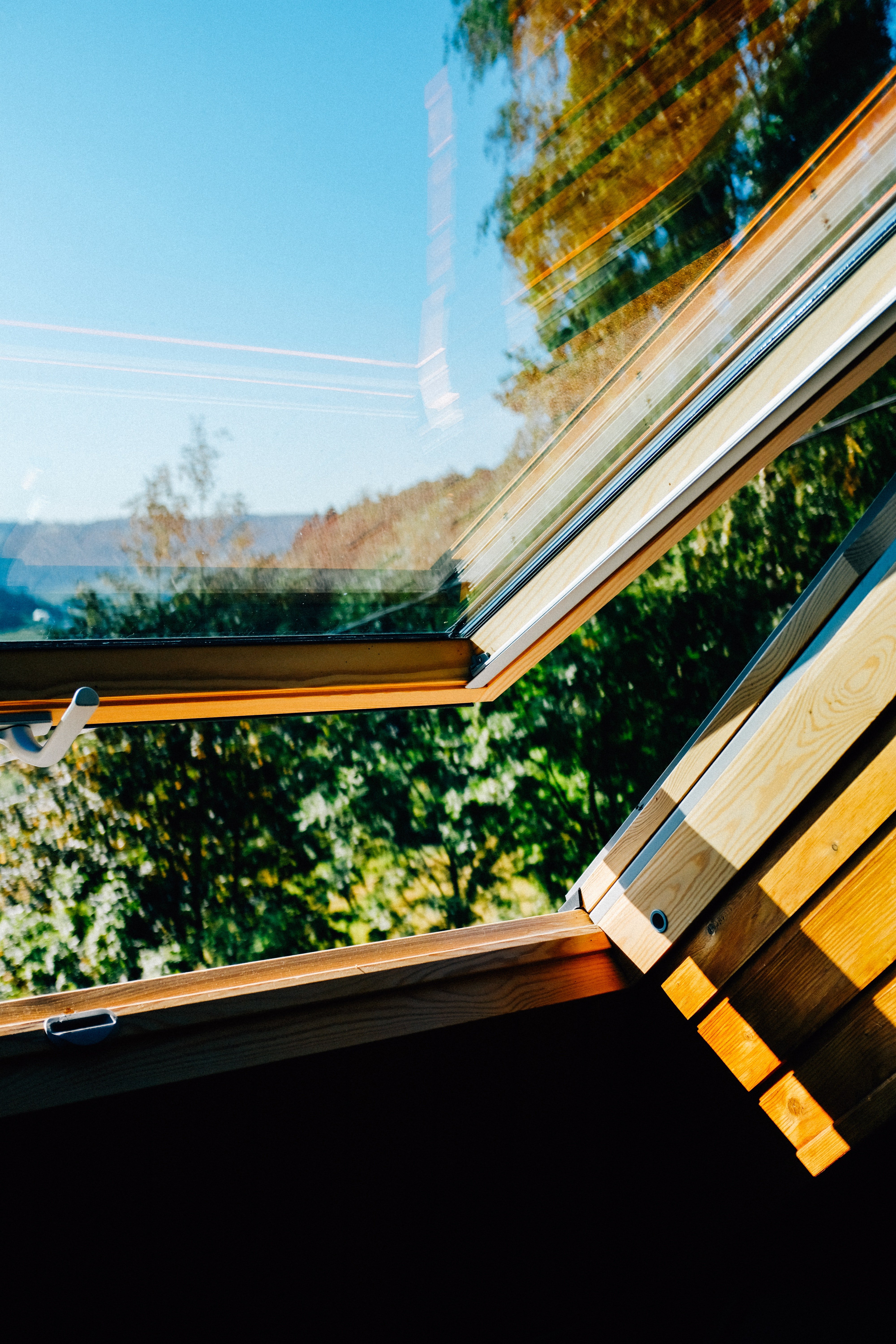 Un grenier avec une fenêtre ouverte. | Photo : Pexels