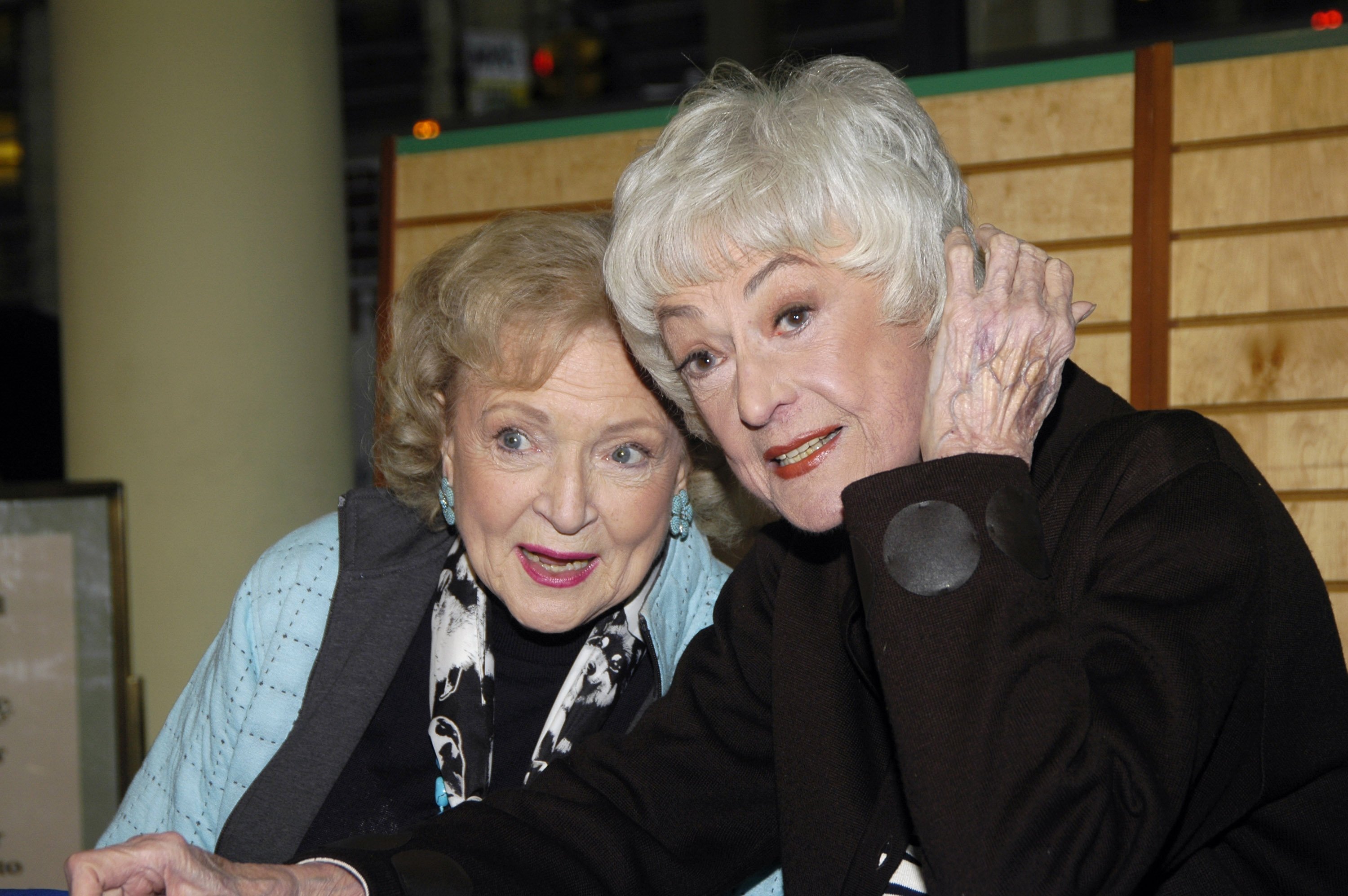 Betty White and Bea Arthur during "The Golden Girls" Season 3 signing at Barnes and Noble on November 22,2005 in Chelsea, New York | Source: Getty Images