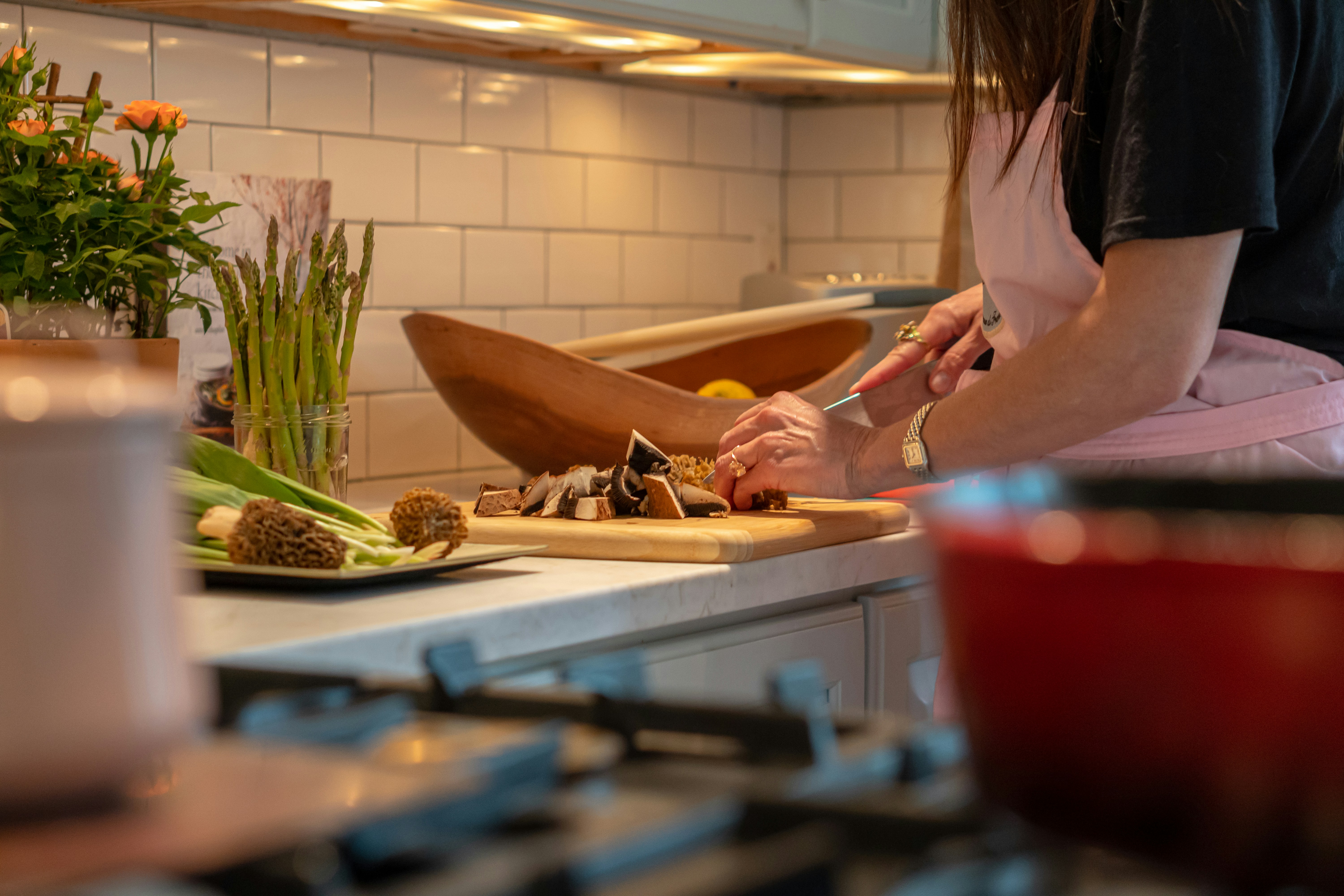A woman slicing mushrooms | Source: Pexels