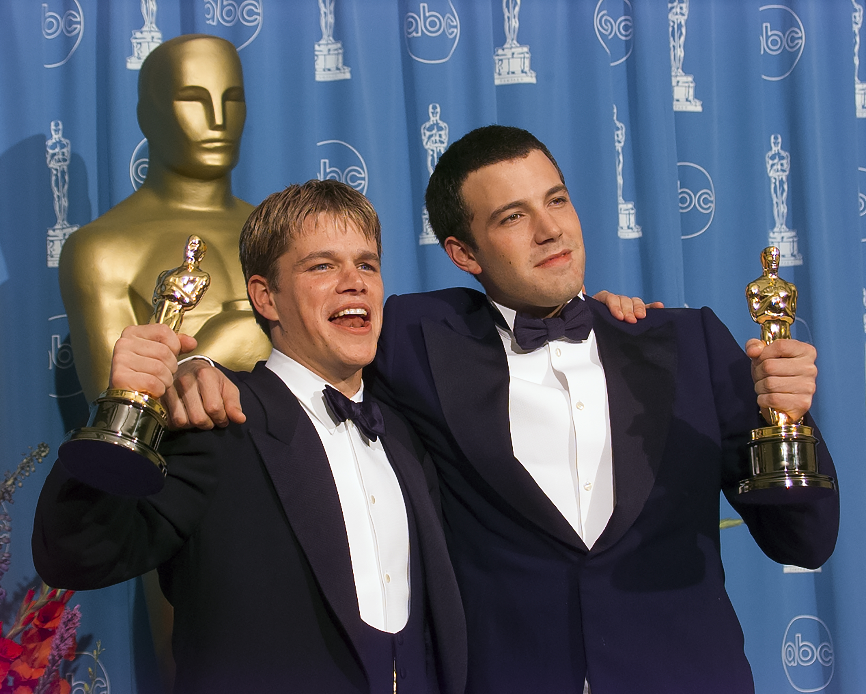 Ben Affleck and Matt Damon hold their Oscar Awards backstage at Academy Awards Show on March 23, 1998, in Los Angeles, California. | Source: Getty Images