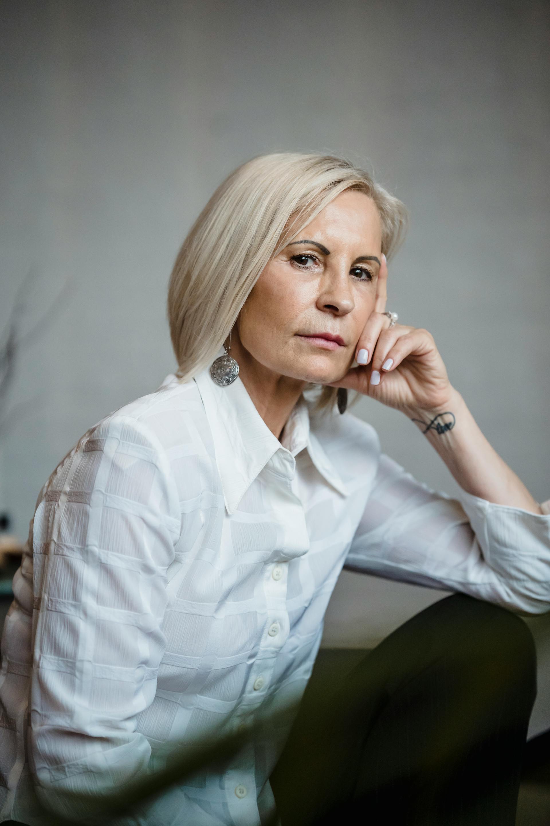 Mature woman looking pensive | Source: Pexels