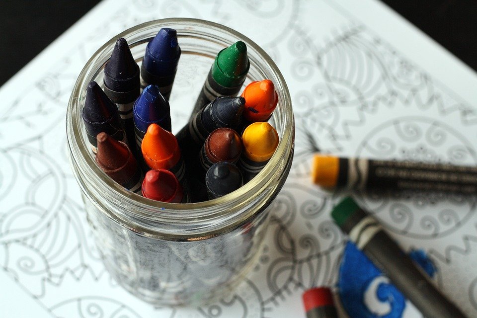 Boy's coloring book activity. | Photo: pixabay.com