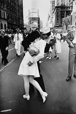 George Mendonsa and Greta Friedman's famous Times Square kiss | Photo: Wikimedia Commons