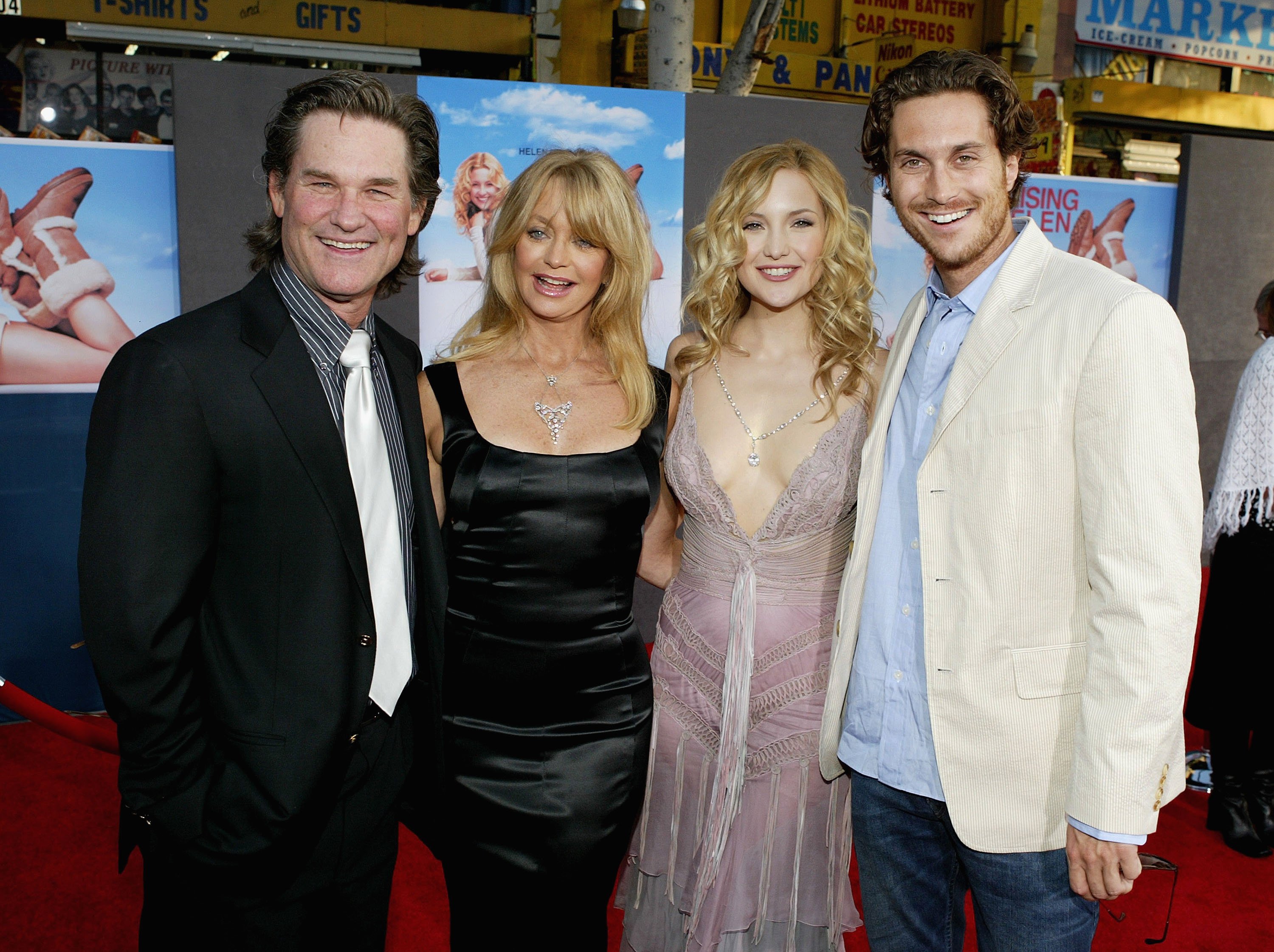 Actor Kurt Russell, actress Goldie Hawn, and her children, actress Kate Hudson and actor Oliver Hudson, on May 26, 2004 at the El Capitan Theatre, in Hollywood, California. | Source: Getty Images