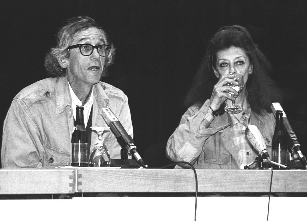 Christo et Jeanne-Claude lors d'une conférence. | Source : Getty Images