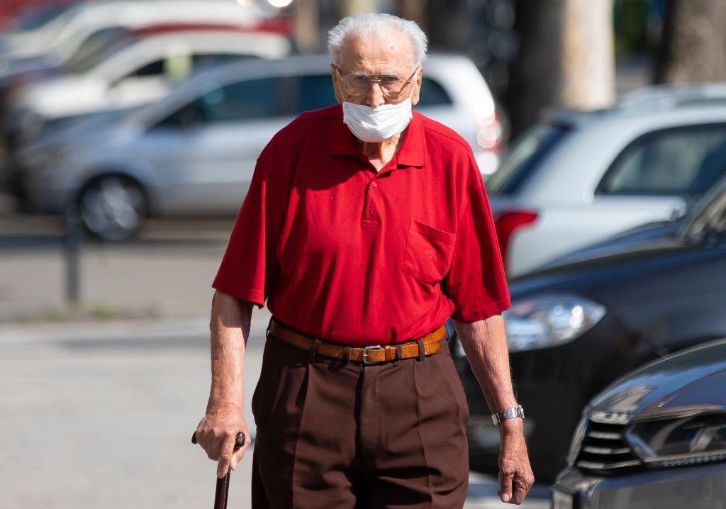 Un vieil homme qui regarde ducirque de Gina Lauenburger's dans un centre pour retraités | Photo : Getty Images