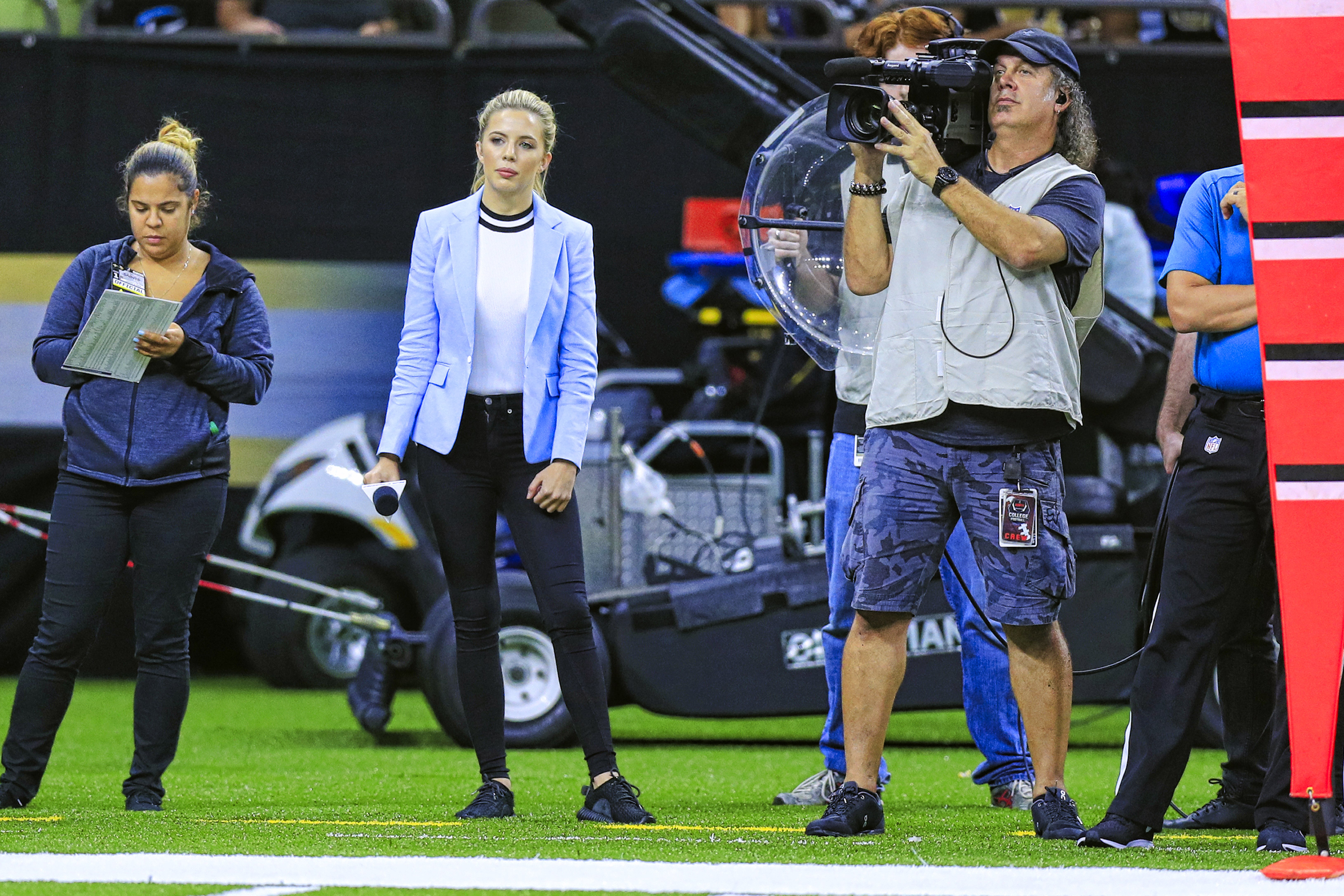 WVUE kenar muhabiri Meghan Payton (mavi ceketli), 9 Ağustos 2019'da New Orleans, LA'daki Mercedes-Benz Superdome'da New Orleans Saints ile Minnesota Vikings arasındaki NFL sezon öncesi maçında bakıyor.  |  Kaynak: Getty Images