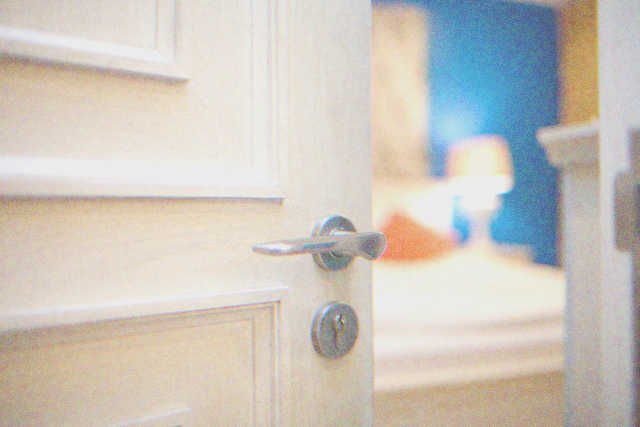 Sherry noticed Maria was packing her luggage | Photo: Shutterstock