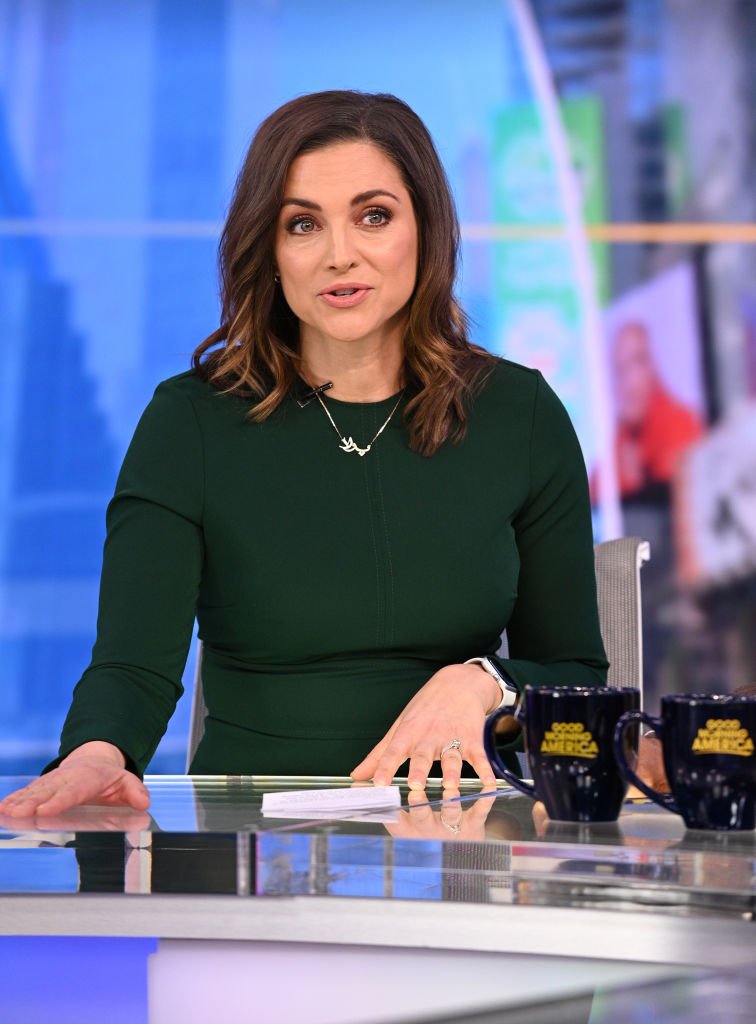 Paula Faris on the set of "Good Morning America" | Photo: Getty Images