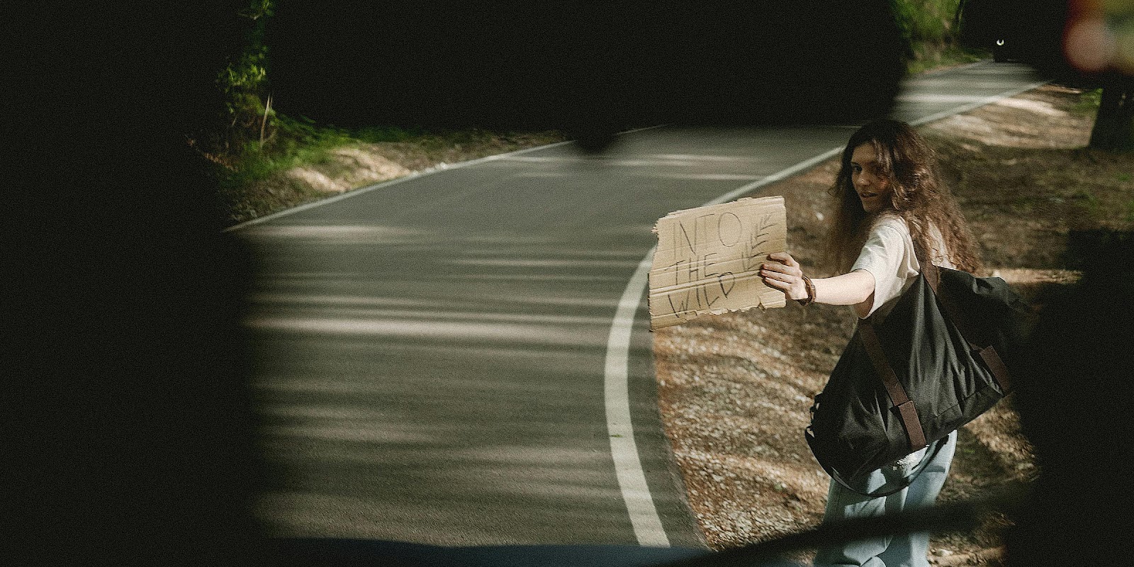 A woman hitchhikes| Source: Pexels