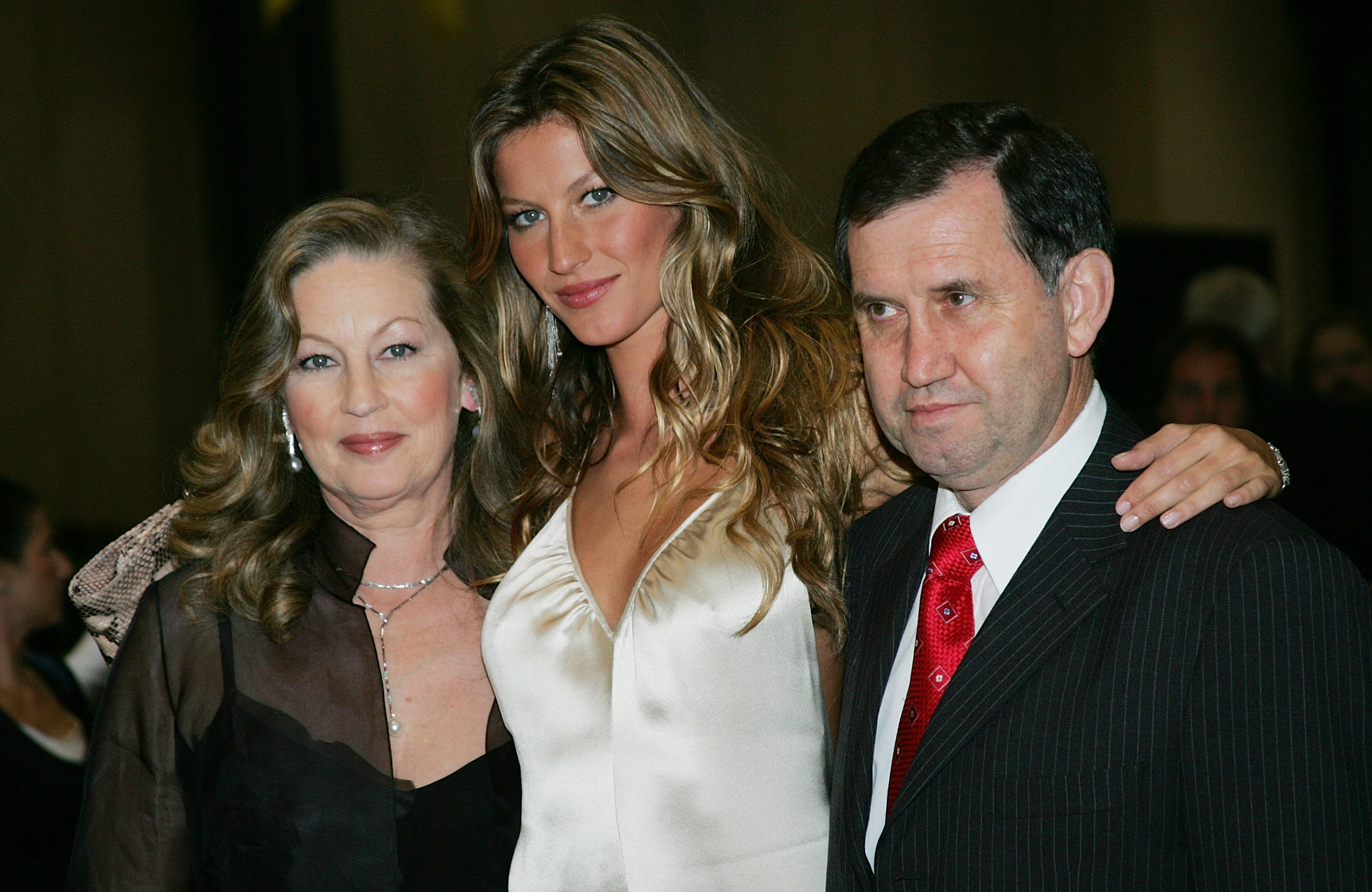 Gisele Bündchen and her parents, Vania and ValdirBündchen, attend the "Taxi" film premiere, featuring a taxi cab drive-in, at the Jacob Javits Center October 3, 2004 in New York City. | Source: Getty Images