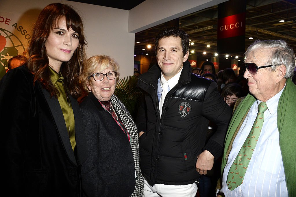 Marina Hands, Guillaume Canet et ses parents assistent aux Gucci Paris Masters 2013 le 7 décembre 2013 à Paris.| Photo : Getty Images
