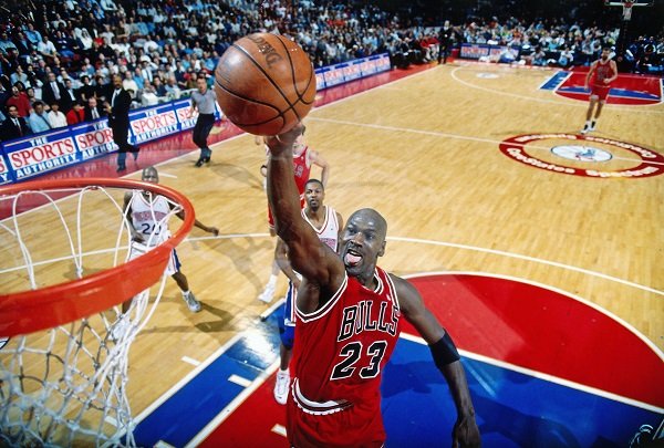 Michael Jordan, número 23 de los Chicago Bulls, juega contra los Philadelphia 76ers en 1996. | Foto: Getty Images