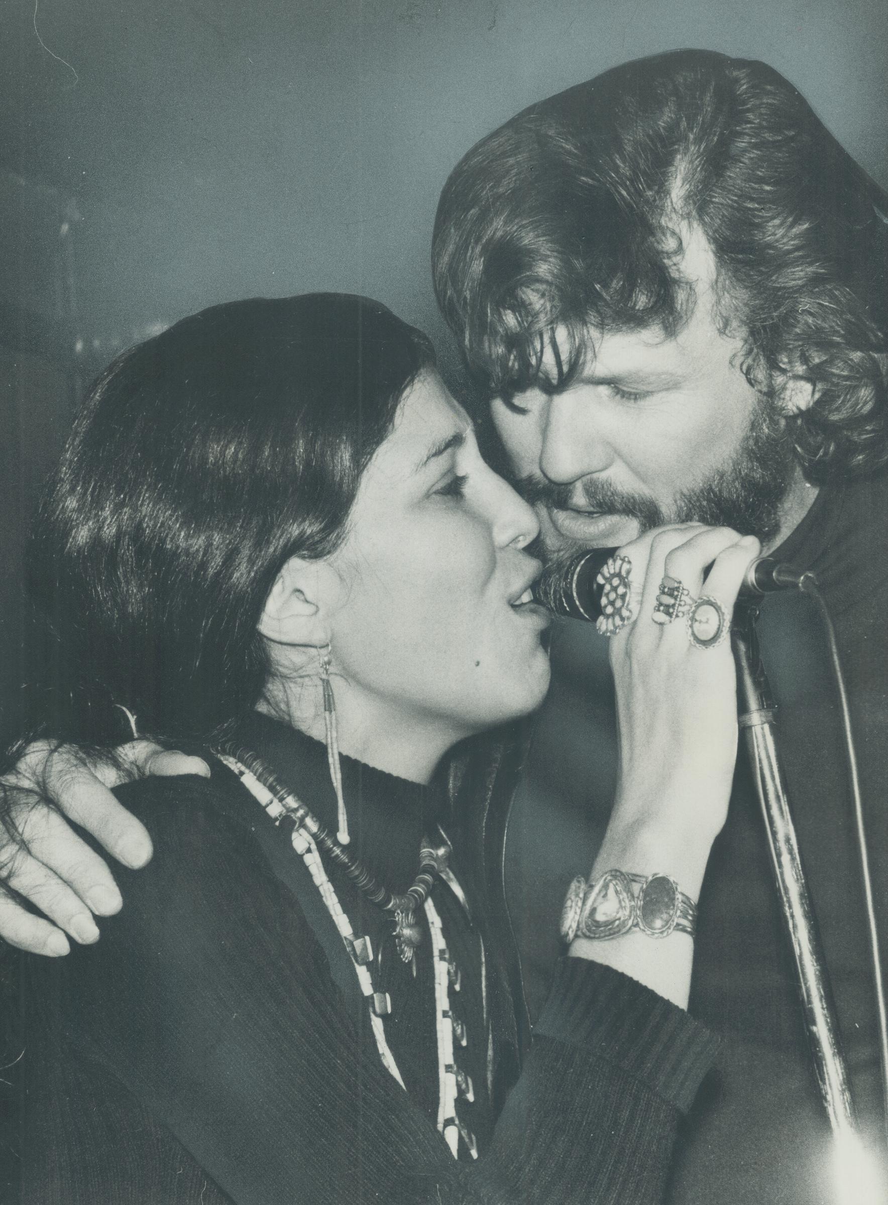 Kris Kristofferson singing with his girlfriend at Nickelodeon in Canada on November 24, 1971 | Source: Getty Images