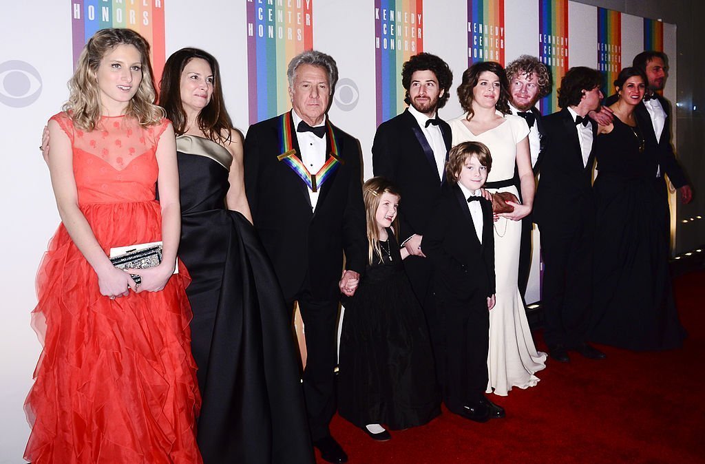 Lisa Hoffman and Dustin Hoffman pose with family members for photographers during the 35th Kennedy Center Honors | Image: Getty Images.