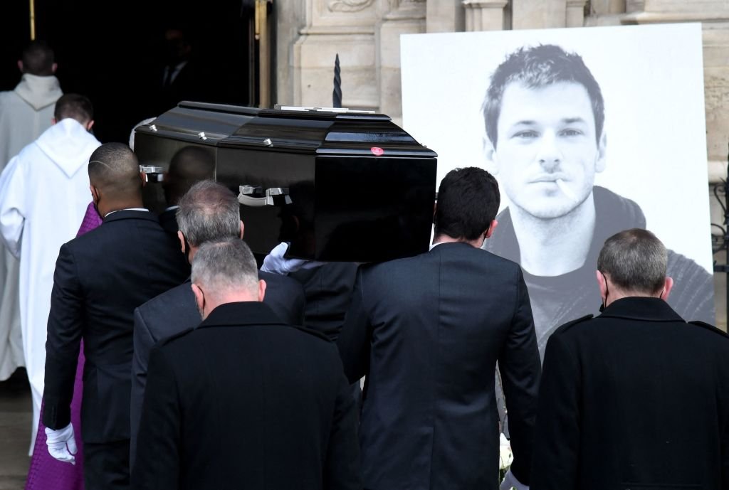 Des porteurs portent le cercueil de l'acteur français Gaspard Ulliel dans l'église Saint-Eustache à Paris le 27 janvier 2022 pour son service funèbre après sa mort à 37 ans suite à un accident de ski le 19 janvier 2022. | Photo : Getty Images