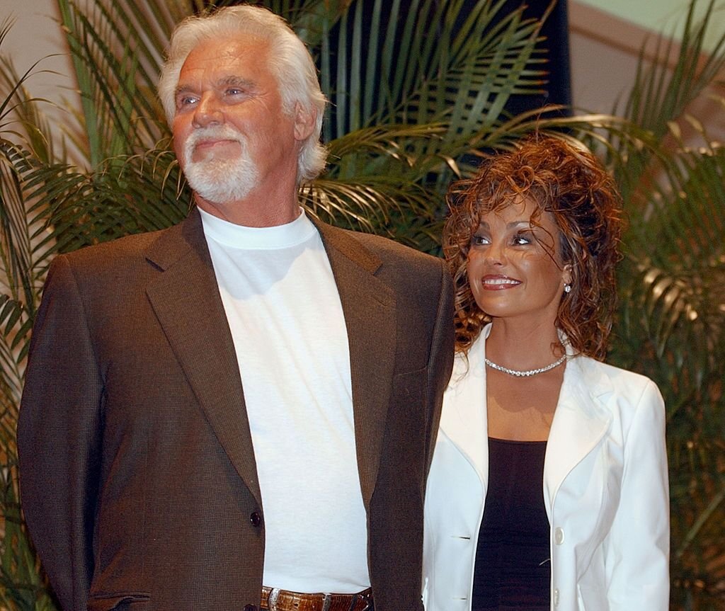 Kenny Rogers and his wife Wanda Miller at the retro premiere of the Dolly Parton movie "9 to 5" in 2003 | Photo: Getty Images