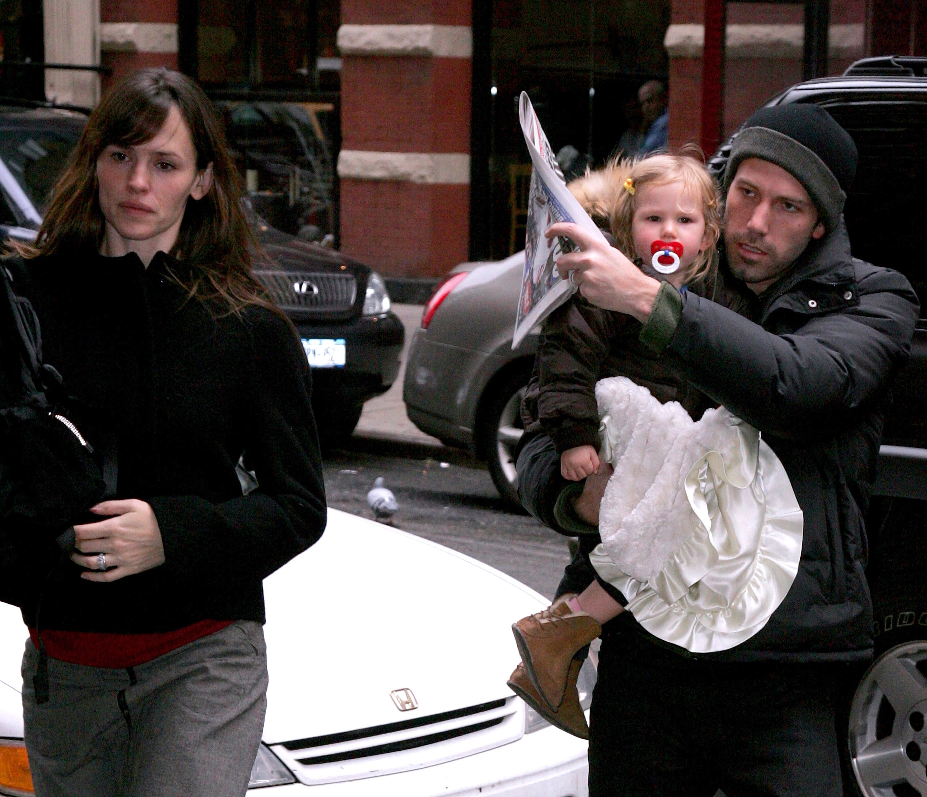 Ben Affleck, Jennifer Garner y Violet Affleck, el 10 de diciembe de 2007 en Nueva York. | Foto: Getty Images