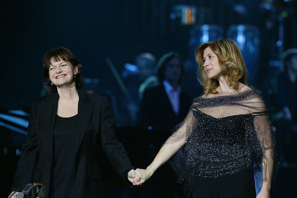 Maurane et Lara Fabian se produisent sur scène lors des French Music Awards 2003 à Paris. | Photo : Getty Images