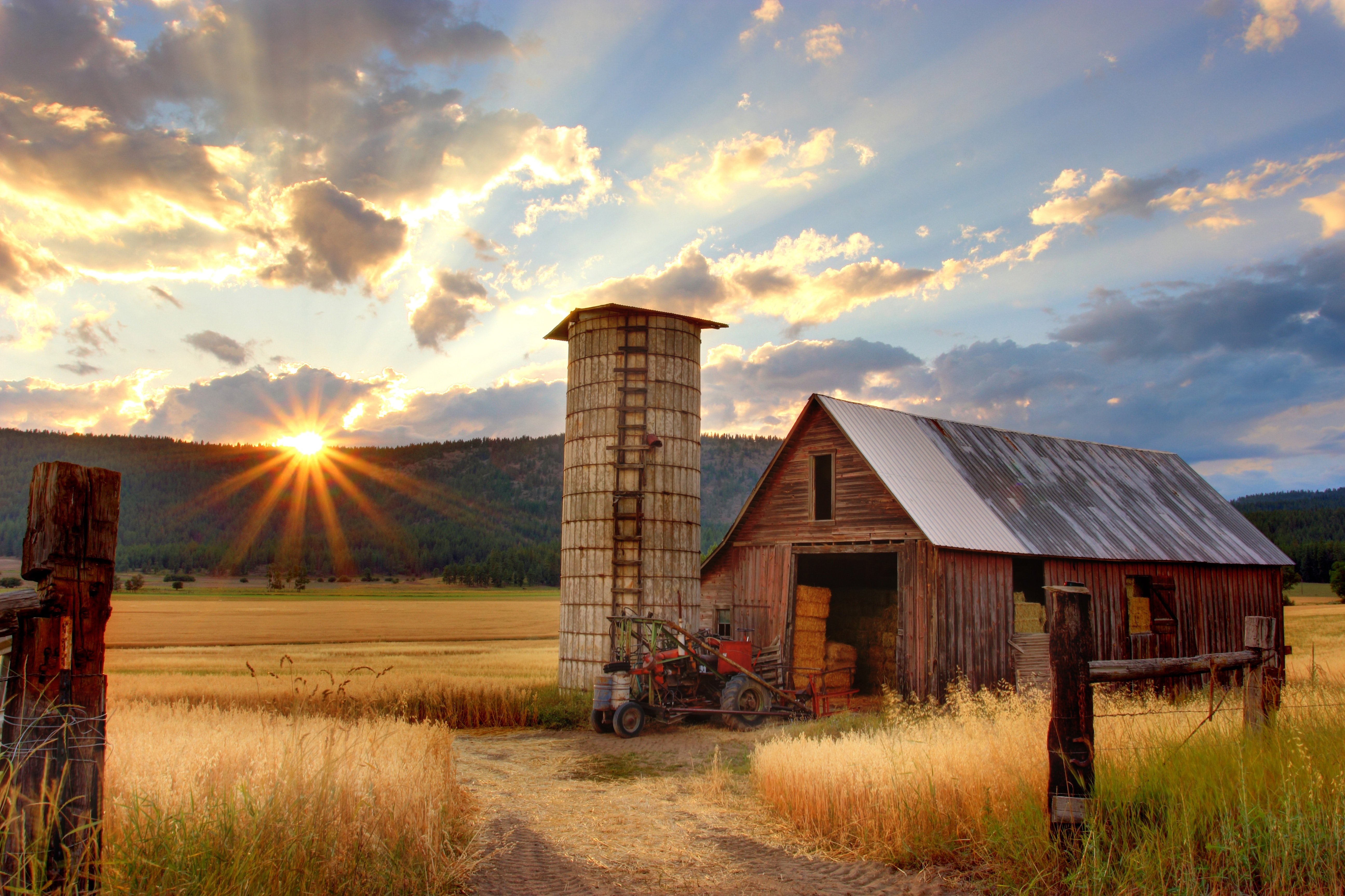 A farm barn | Source: Unsplash.com