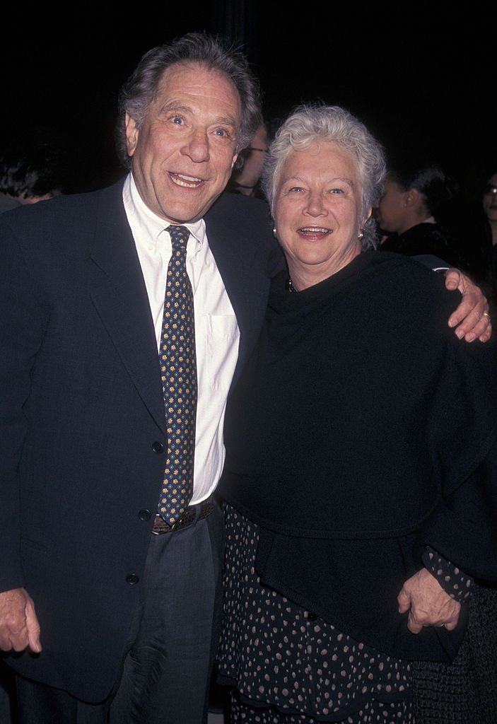 George Segal und seine Frau Sonia Schultz Greenbaum nahmen an der Premiere von "The Thin Red Line" am 22. Dezember 1998 im Academy Theatre in Beverly Hills, Kalifornien, teil. (Foto von Ron Galella) I Quelle: Getty Images