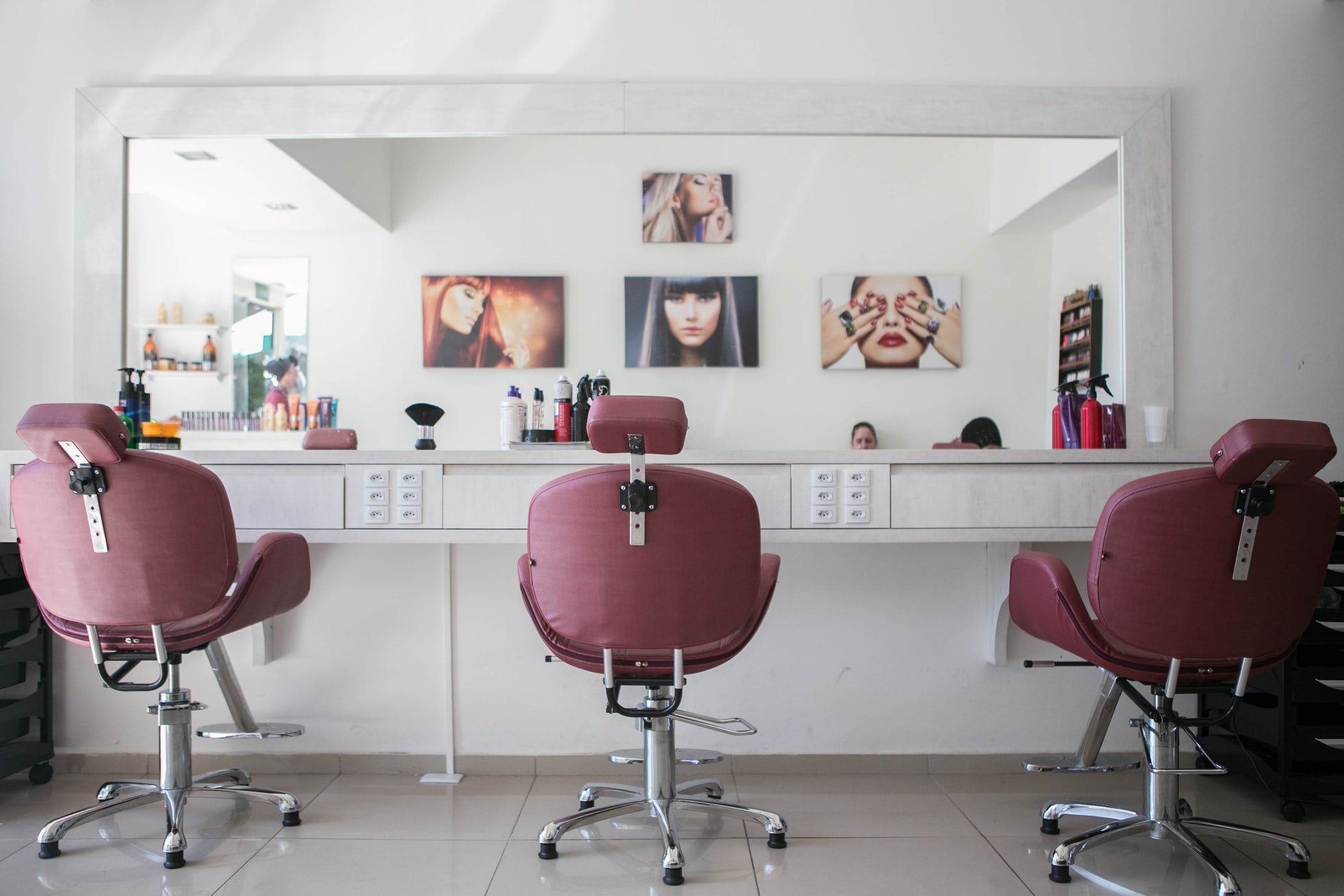 Ryan takes Amber to a beauty salon for makeup |  Source: Unsplash