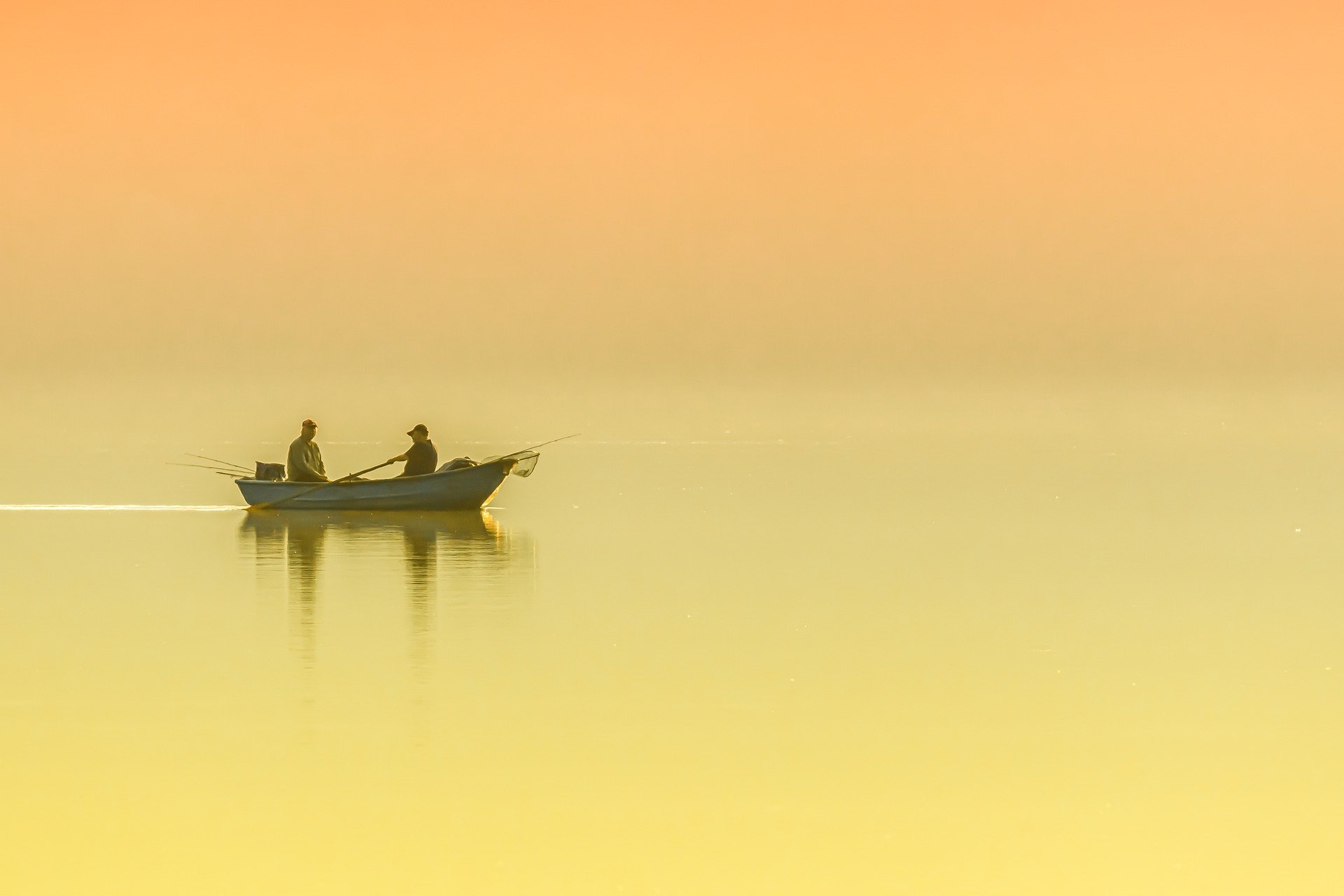 Pictured - Two men on a boat in the lake | Source: Pixabay