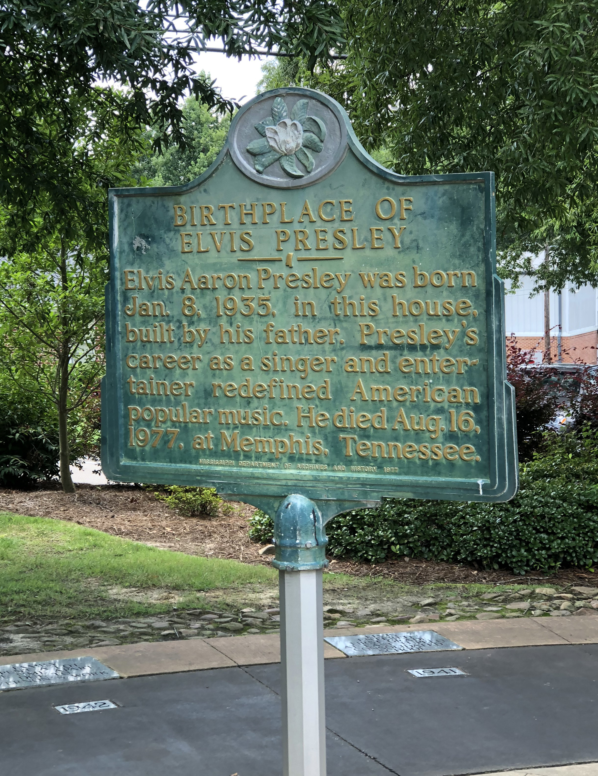 A signpost marking Elvis Presley's birthplace in Tupelo, Mississippi on July 13, 2018 | Source: Getty Images