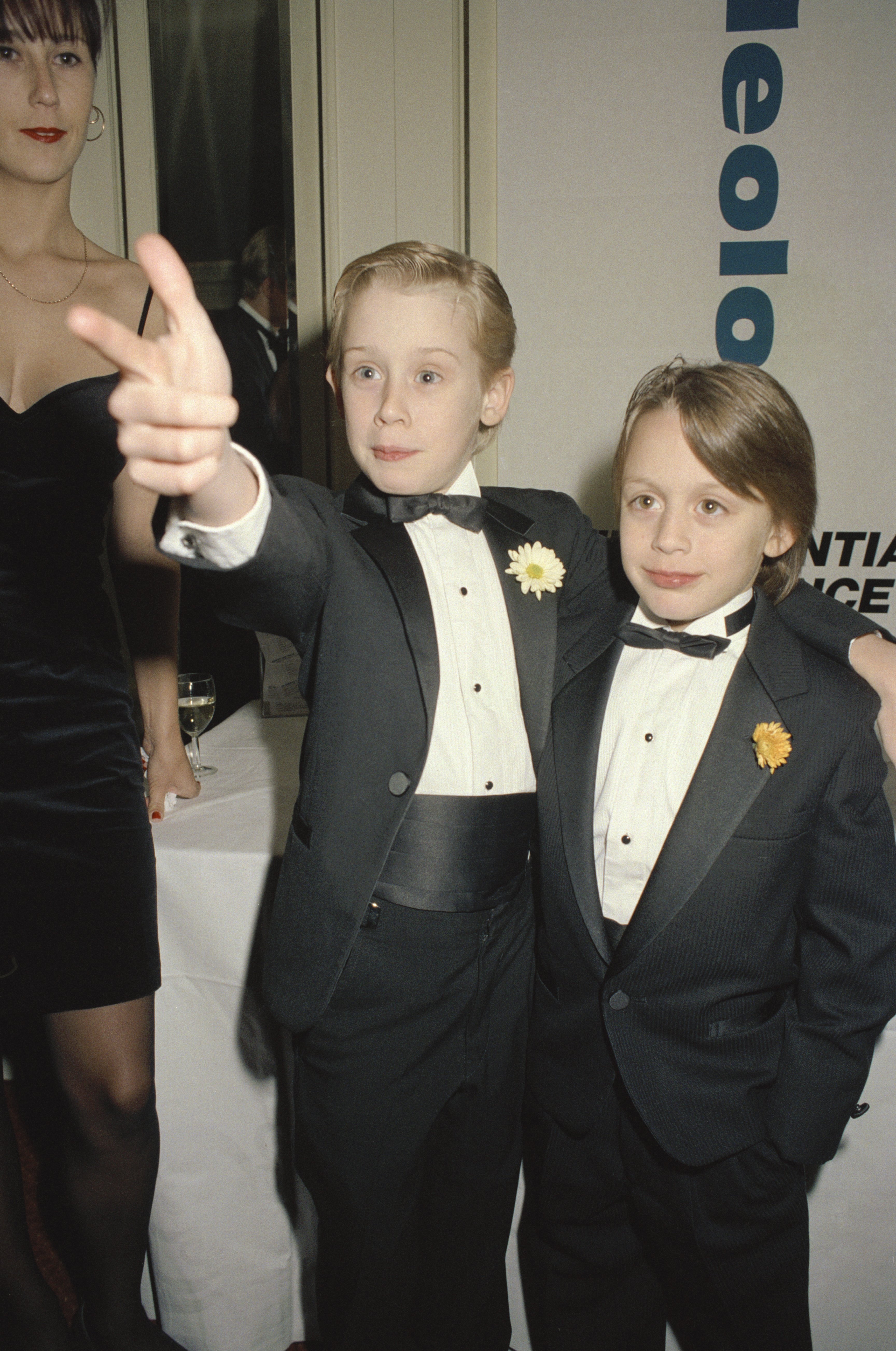  Macaulay Culkin (L) is photographed with his younger brother, Kieran Culkin, circa 1990 | Source: Getty Images