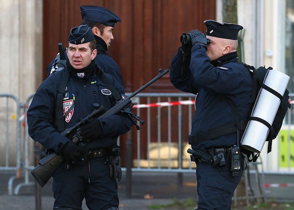Des policiers en état d'alerte. I photo : Getty Images
