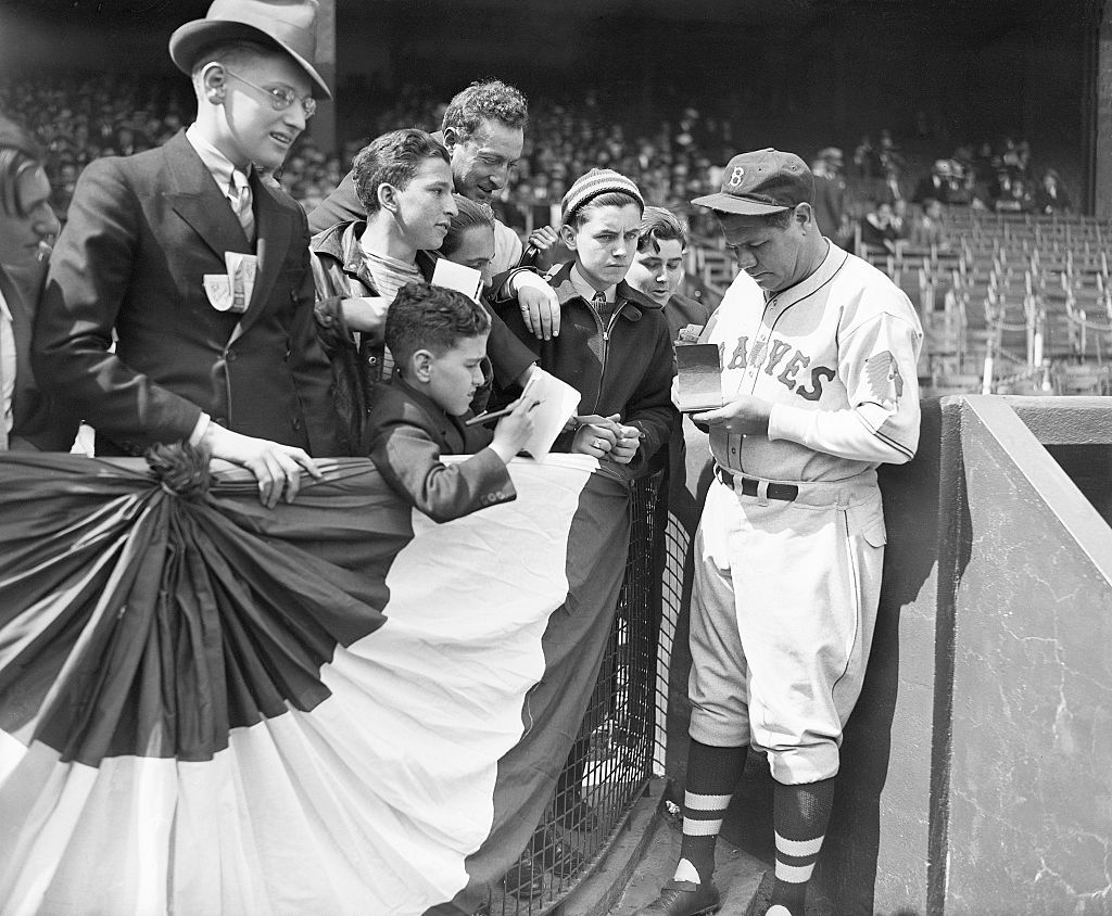 Babe Ruth signed autographs for fans at the Polo Grounds. New York, April 23, 1935 | Photo: Getty Images