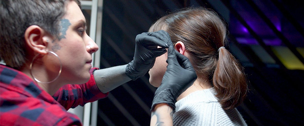 Une femme a fait un piercing. | Photo : Pexel
