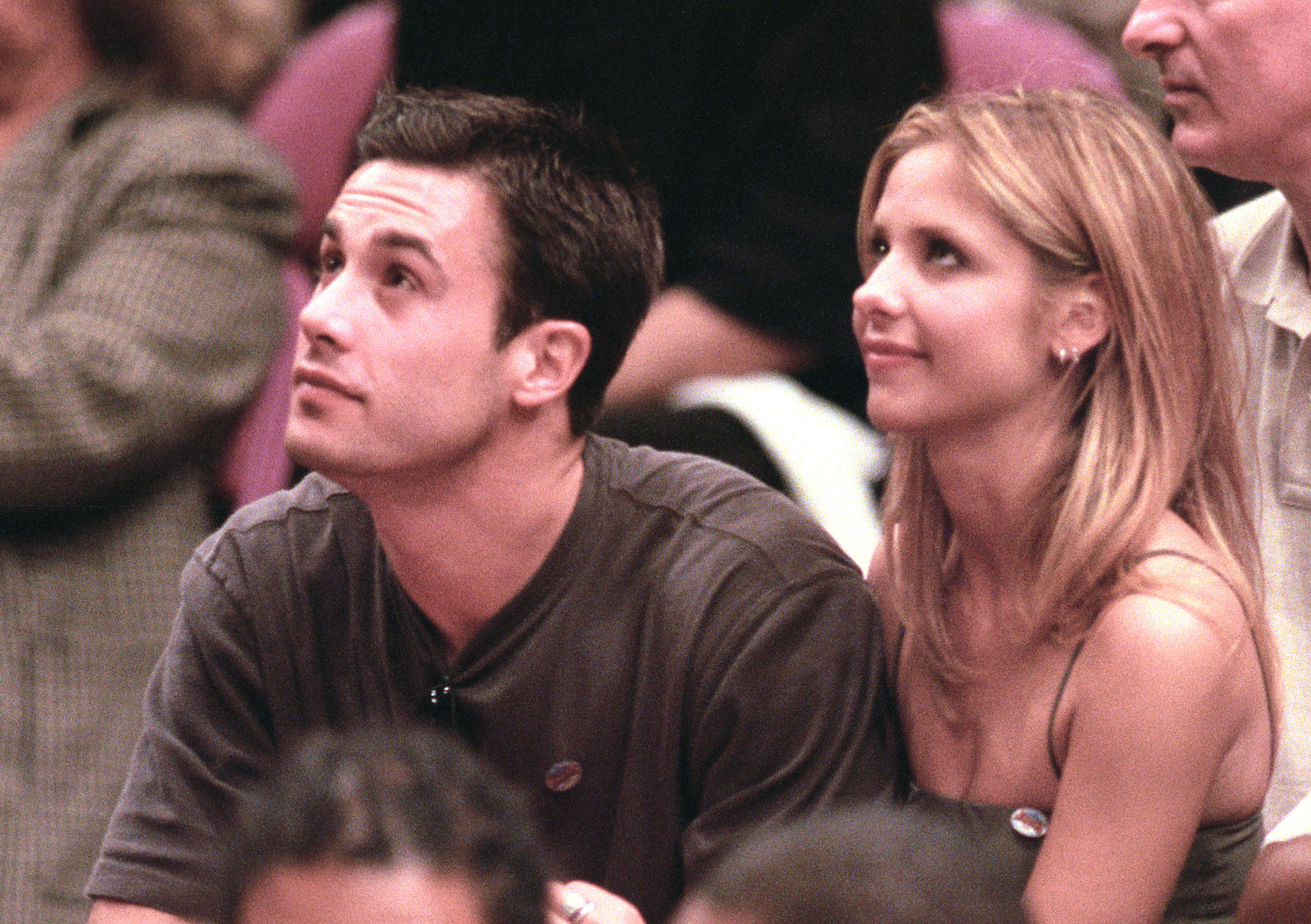 Freddie Prinze Jr. and Sarah Michelle Gellar at the New York Knicks vs. Miami Heat NBA playoff game in Los Angeles on May 14, 2000 | Source: Getty Images