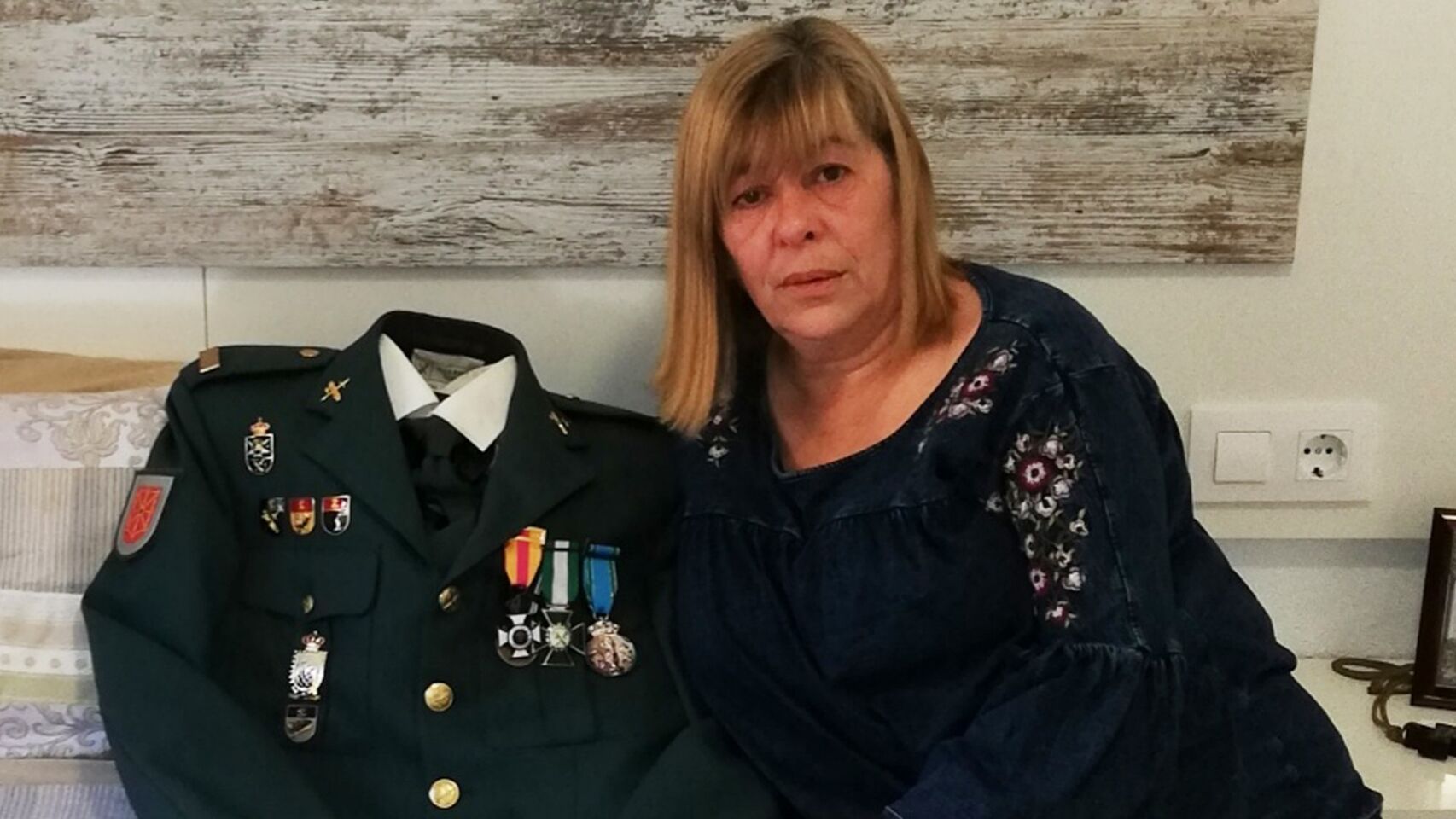 Rosa María Domínguez junto al uniforme de su difunto esposo | Foto: YouTube/NoticiasdeLara Rosa María Domínguez junto al uniforme de su difunto esposo | Foto: YouTube/NoticiasdeLara
