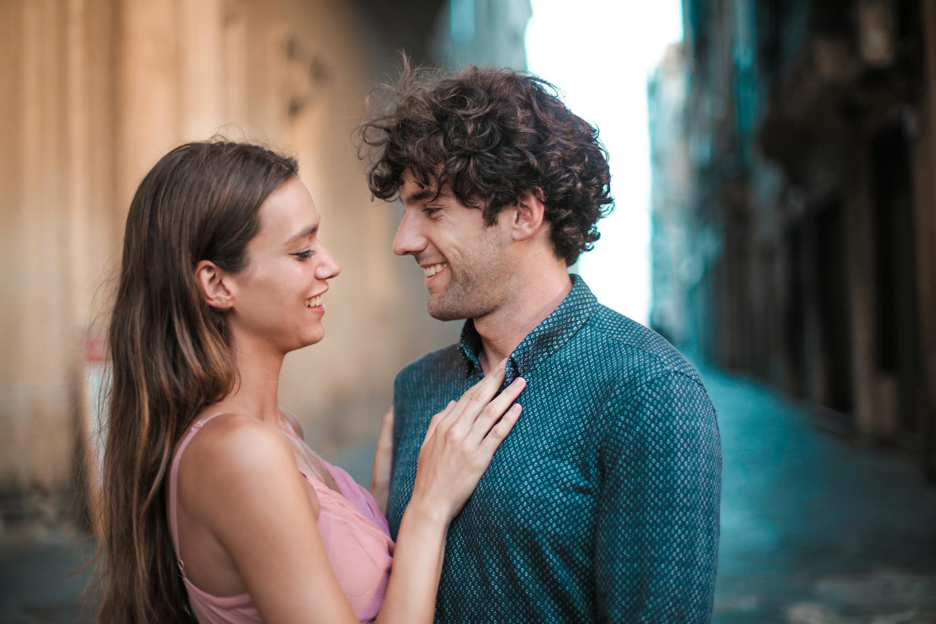 A happy young couple | Source: Pexels