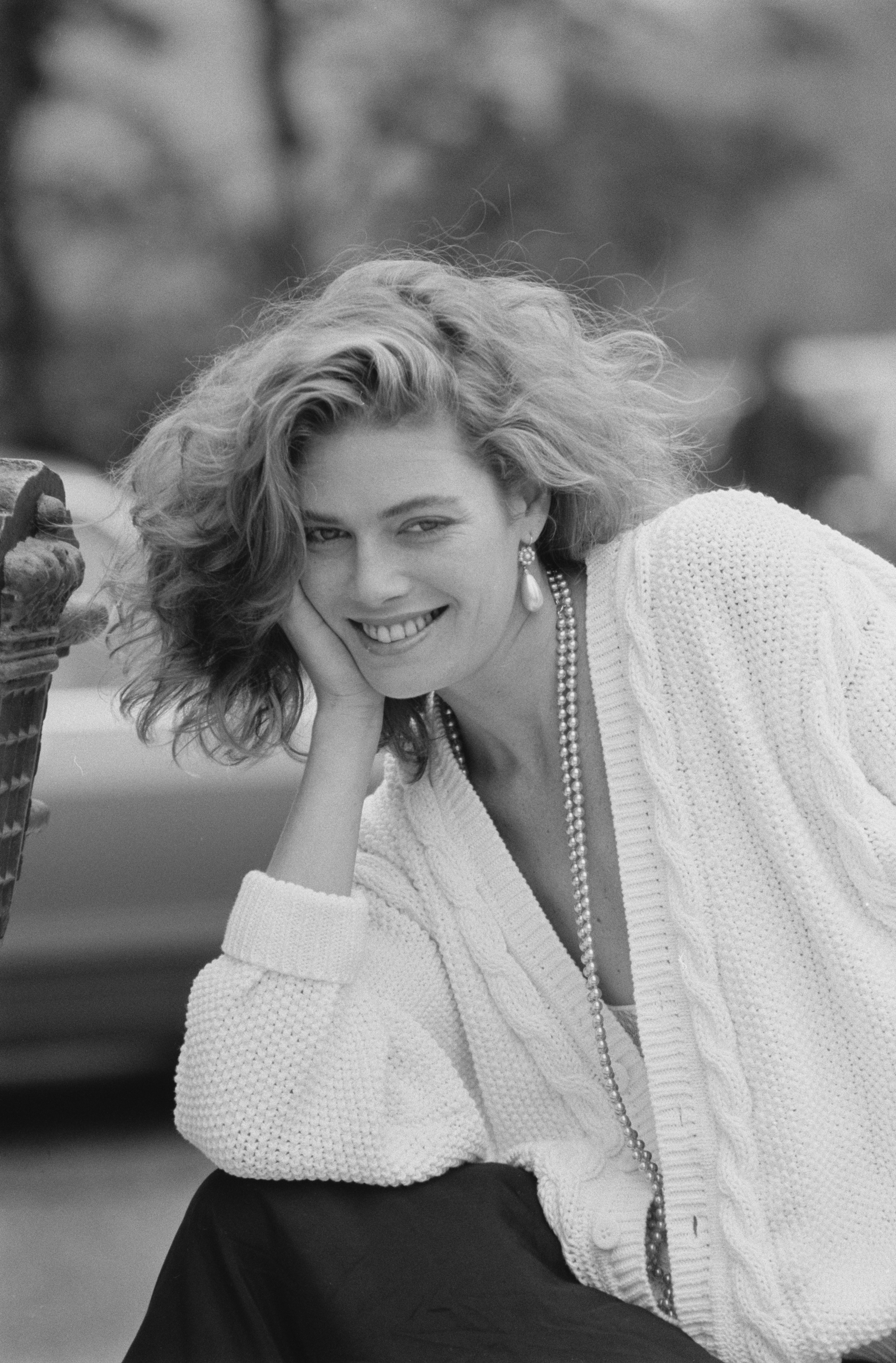 Kelly McGillis poses during a portrait session on May 15, 1985 in London, England | Source: Getty Images