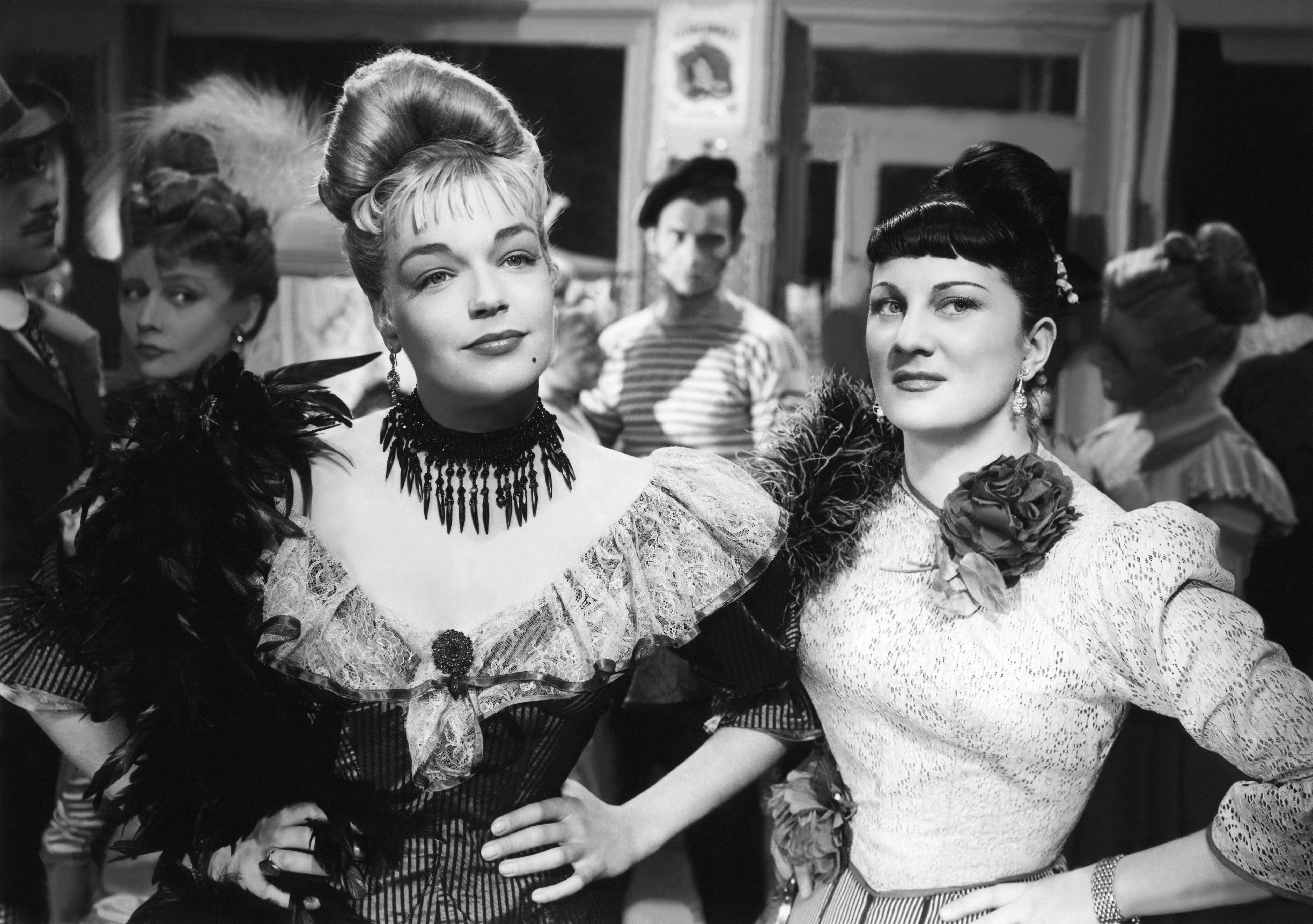 Les actrices françaises Simone Signoret et Dominique Davray sur le plateau du Casque d'Or. | Photo : Getty Images