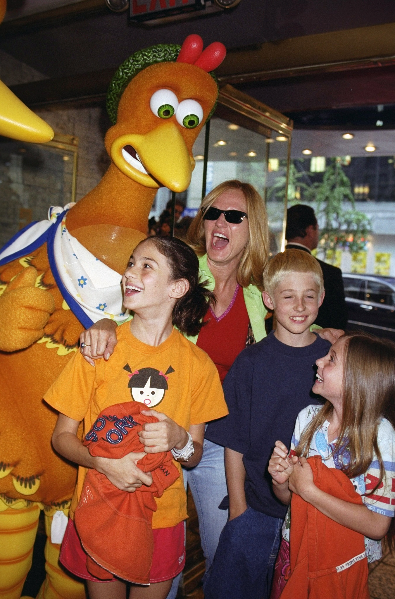 Actress Ellen Barkin arrives with her children, Jack and Romy Byrne (R), and her niece, Larna Barkin, for the New York premiere of the movie "Chicken Run" at the Sutton Theater on June 20, 2000 | Source: Getty Images
