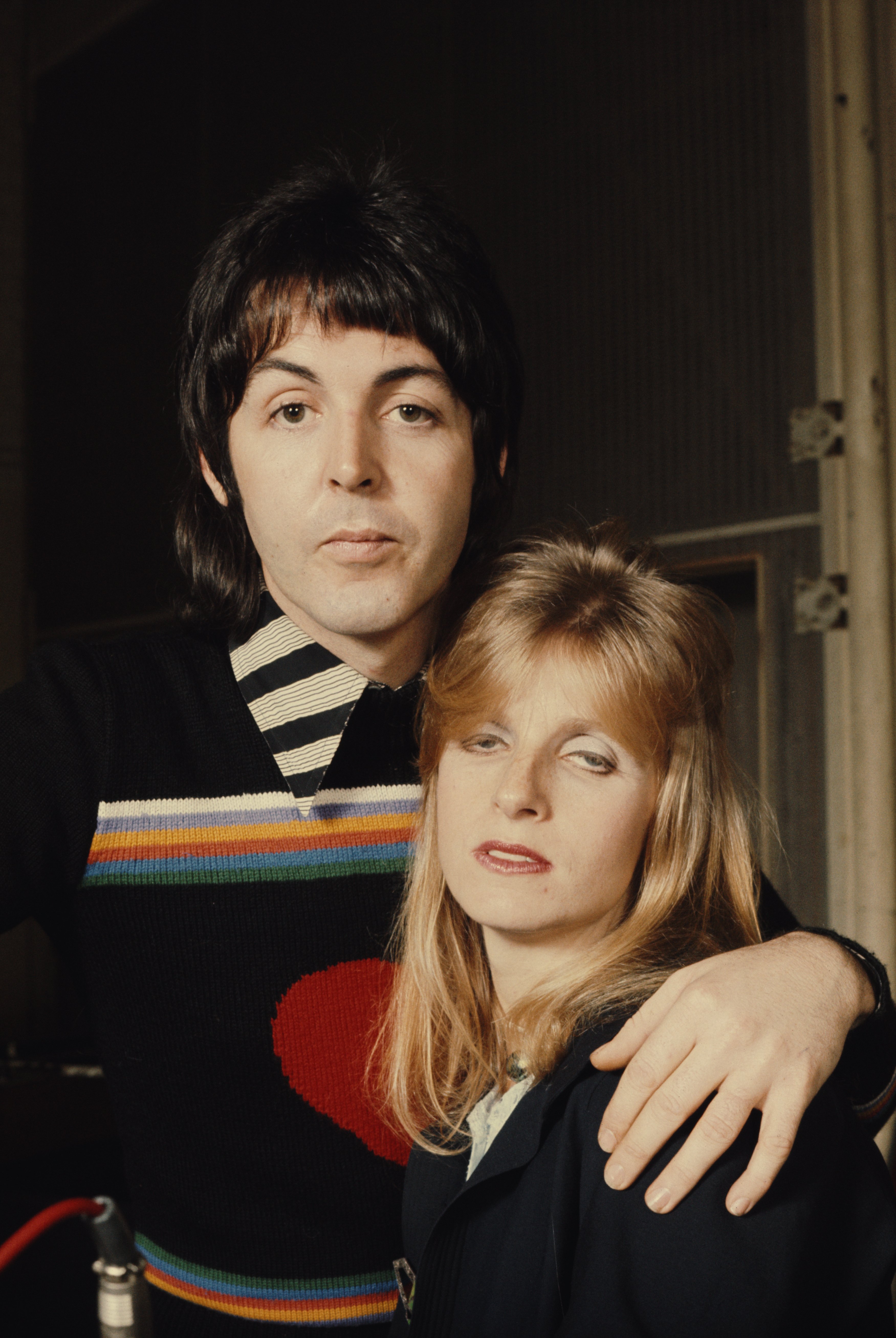 Paul und Linda McCartney von der britischen Rockgruppe Wings in den Abbey Road Studios, um das Album am 15. November 1974 in London aufzunehmen | Quelle: Getty Images