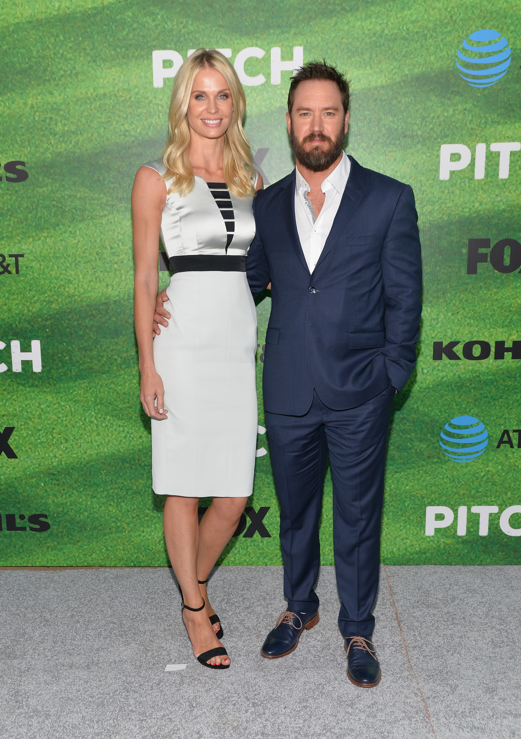 Catriona McGinn and Mark-Paul Gosselaar attend the premiere of Fox's "Pitch" on September 13, 2016 | Source: Getty Images